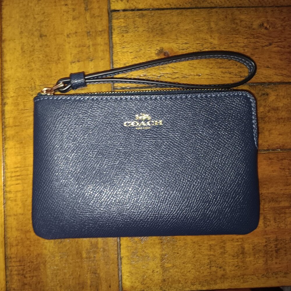 *Price Drop* New Coach Pebbled Leather Corner Zip Wristlet